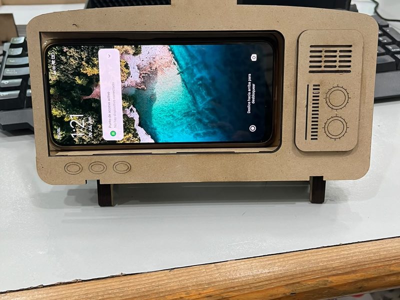 Porta celular de madera hecho en corte láser