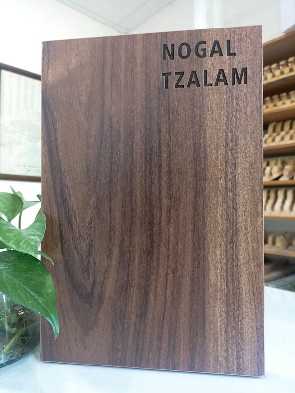 Muestra de melamina color Nogal Tzalam