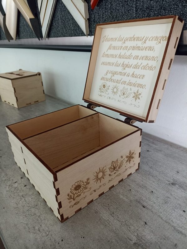 Caja de madera con mensaje grabado en la tapa
