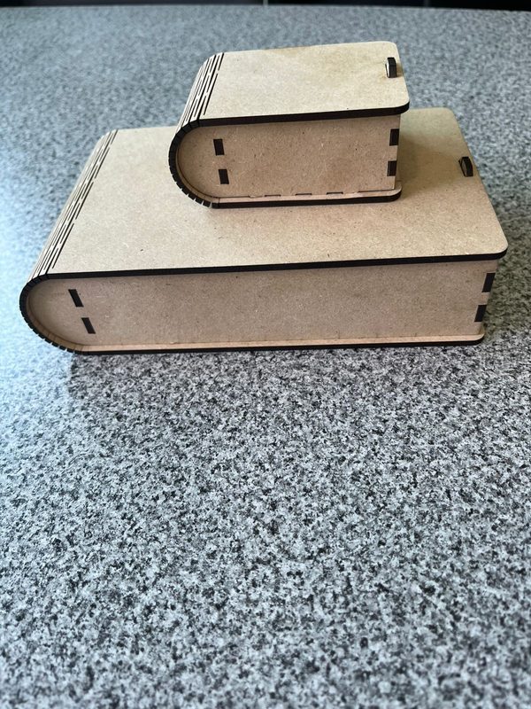 Cajas de madera en forma de libro