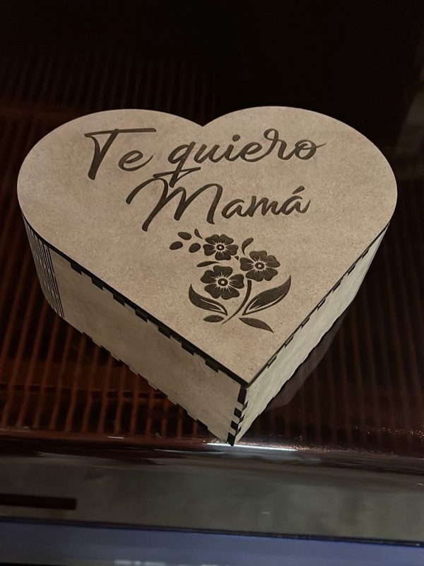 Caja de madera en forma de corazón grabada Te quiero Mamá
