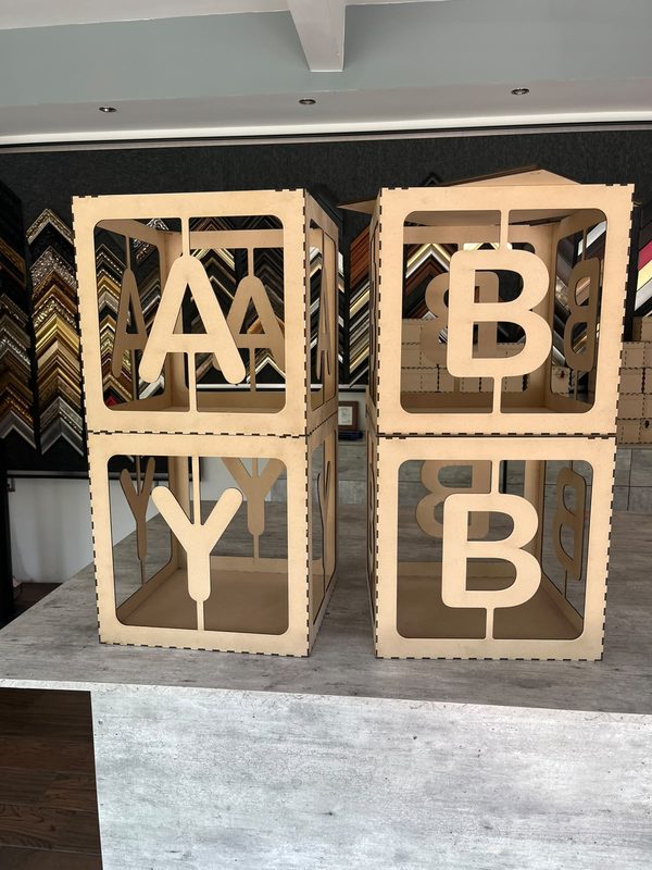 Cubos de madera con letras para baby shower