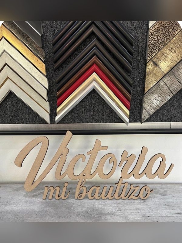 Letrero de madera cortado a láser con nombre para bautizo