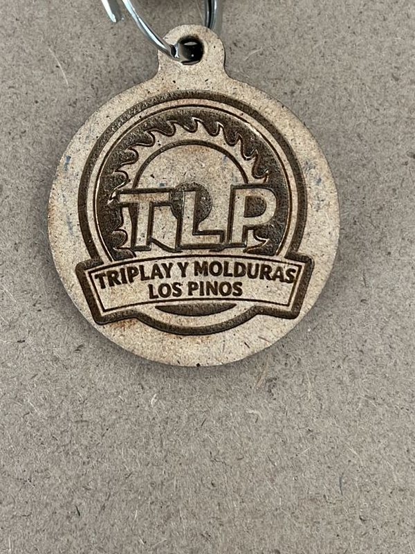 Llavero de madera grabado con logotipo