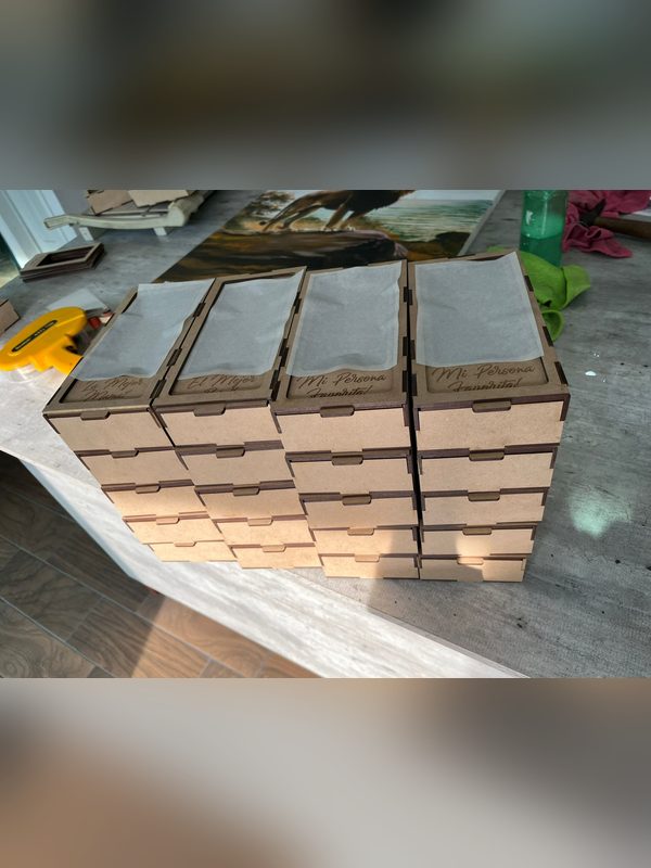Cajas de madera listas para un pedido por mayoreo