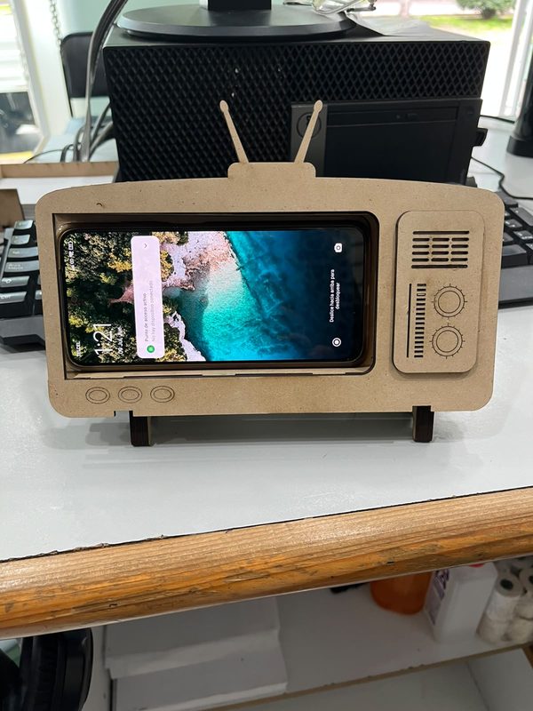 Porta celular de madera con forma de televisión retro
