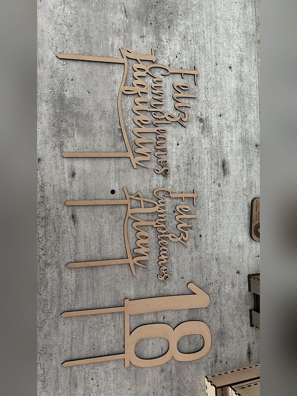 Toppers de madera para pastel cortados a láser