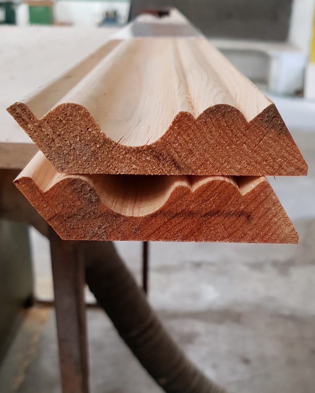 Moldura ancha de pino con doble chaflán
