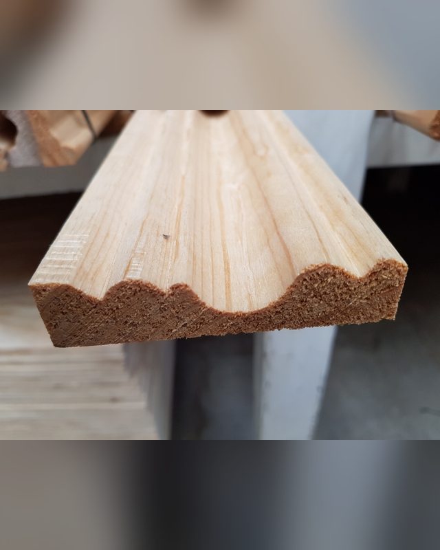 Moldura ancha recta de pino