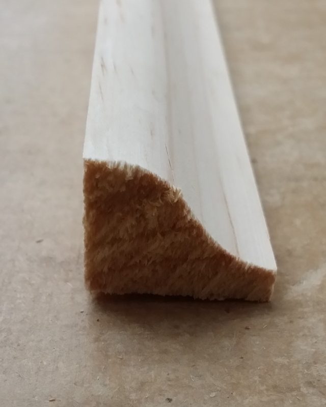 Moldura de pino pecho paloma